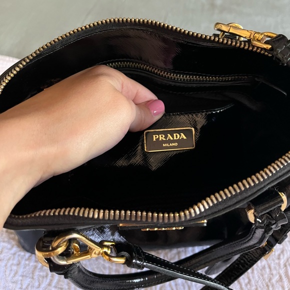 Authentic Prada Saffiano Vernice black satchel bag, detachable strap included - Picture 8 of 8